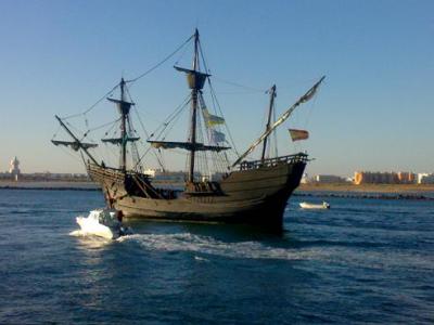 La Nao Victoria entrando por el espig&oacute;n de Punta del Moral